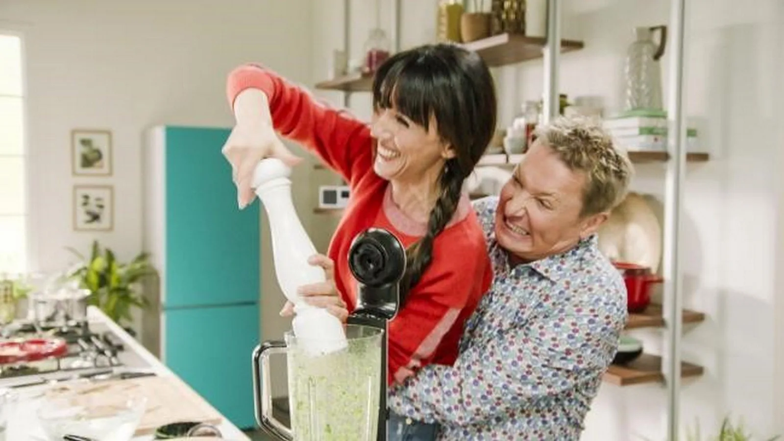 SANDRA BEKKARI VIERT 30 JAAR VTM MET BART KAËLL