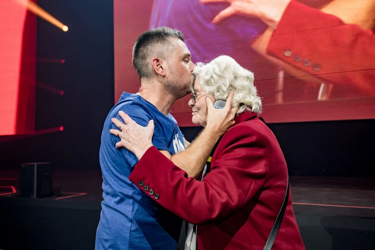 Bomma Irma 91 jaar steelt de show op ‘I love the 90’s’