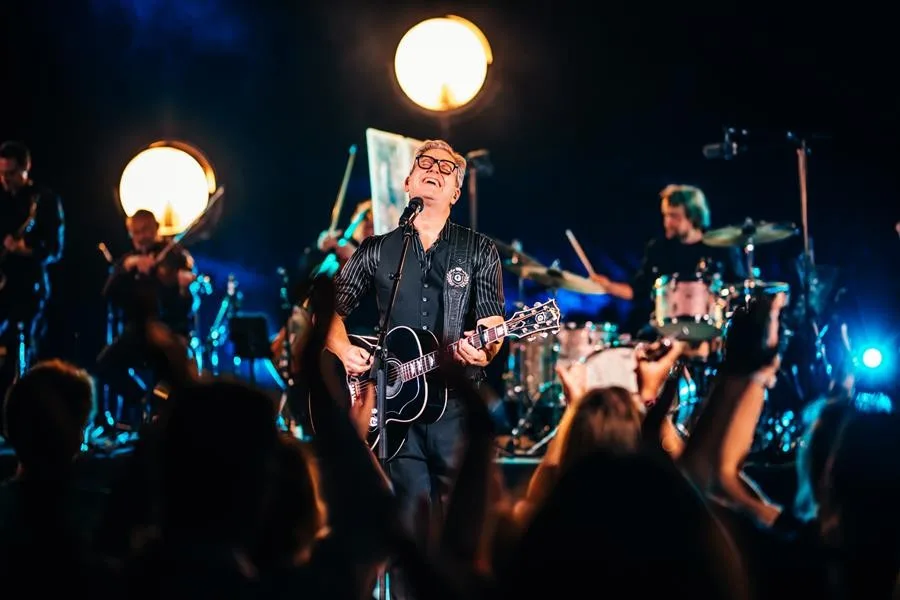 Guus Meeuwis warmt Antwerpse AFAS Dome op met intiem mini-concert