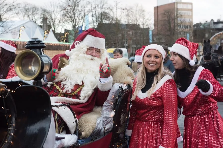Hasselt maakt zich klaar voor de nationale intocht van de Kerstman: “Wie is het mysterieuze kerstvrouwtje dat hem zondag begeleidt?”