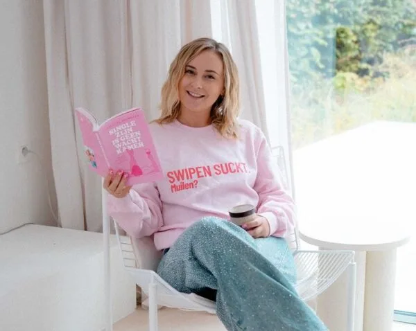 Charlotte Wilmssen met boek