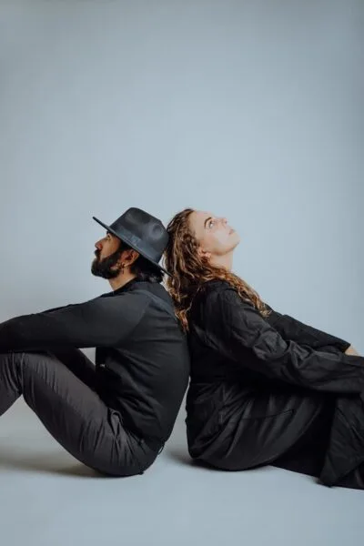 Midfall rug tegen rug zittend