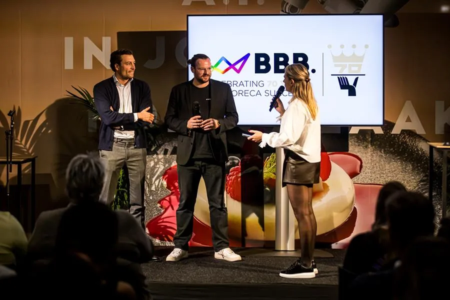 Maxim Sergeant en Viktor Verhulst (De Snackcentrale) stellen K3 Kaashartjes officieel voor aan het Nederlandse publiek op horecabeurs BBB Maastricht