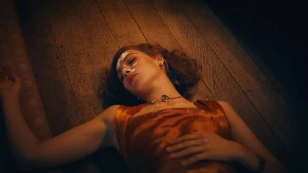 Proximus ‘This is not a murder mystery’ liggende vrouw