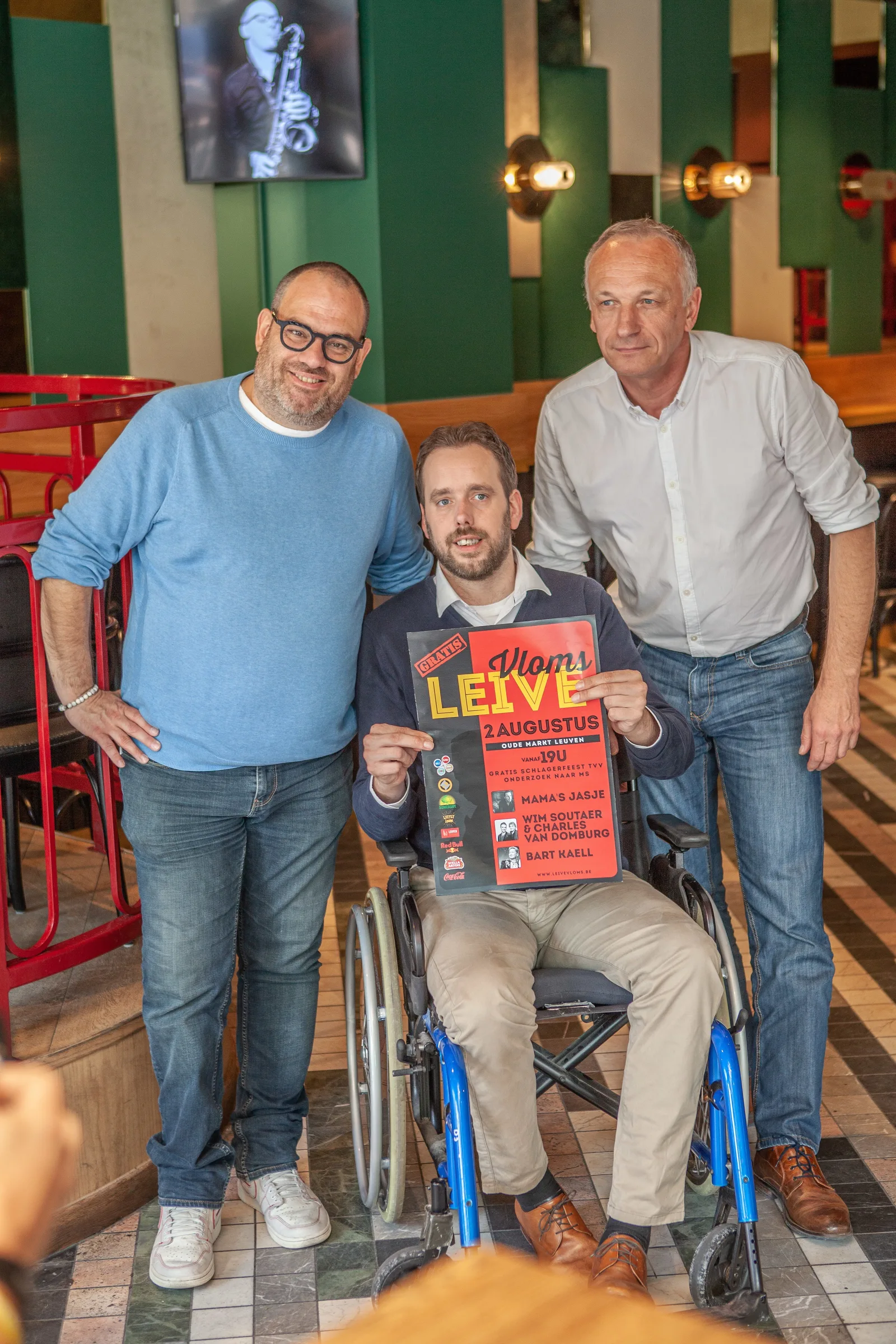 Leive Vloms viert vanavond de verjaardag van Bart Kaëll (59), eert Paul Severs en zamelt.