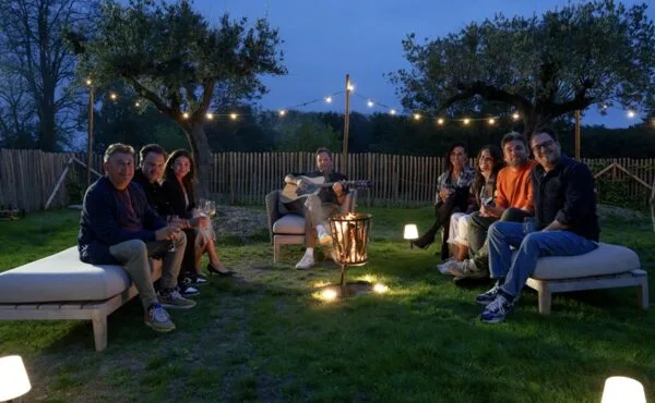 Proximus en Njam Bon Appetit deelnemers rond kampvuur