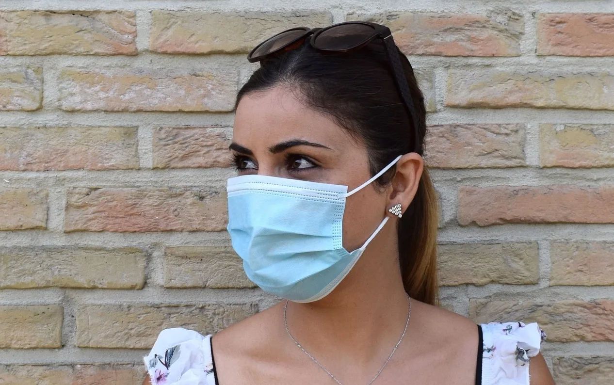 Gemeente Denderleeuw verdeelt mondmaskers aan basisscholen