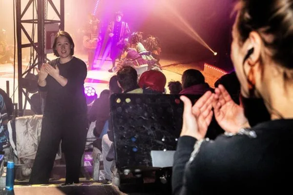 Unieke tolkensamenwerking Sint In De piste Dora Moens in actie met Greet Coudijzer