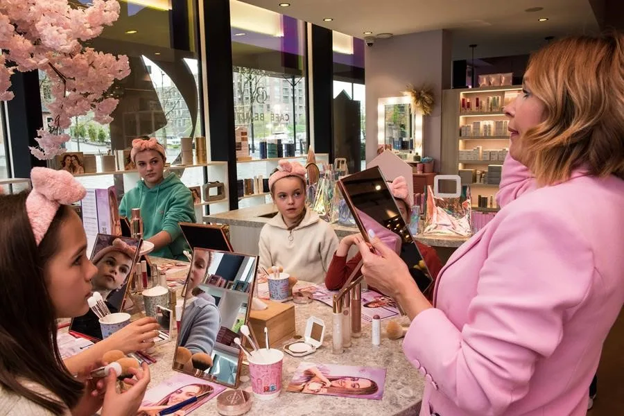 kinderen zijn nu al dol op de make-upcollectie van Camille