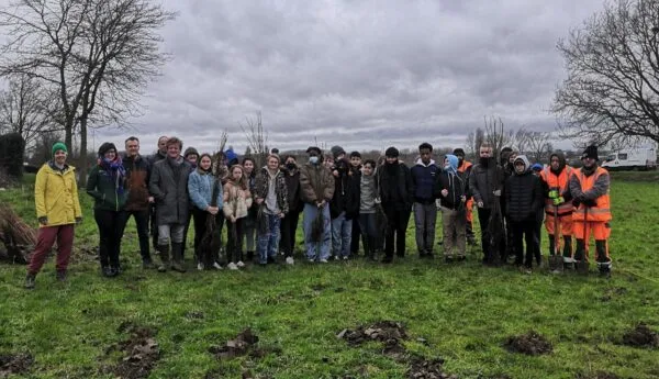 Leerlingen planten eerste bomen van levensbos in Erpe