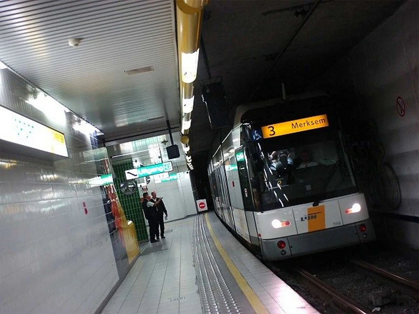 4 OP DE 10 BEZOEKERS NEMEN DE TRAM NAAR SPORTPALEIS EN LOTTO ARENA