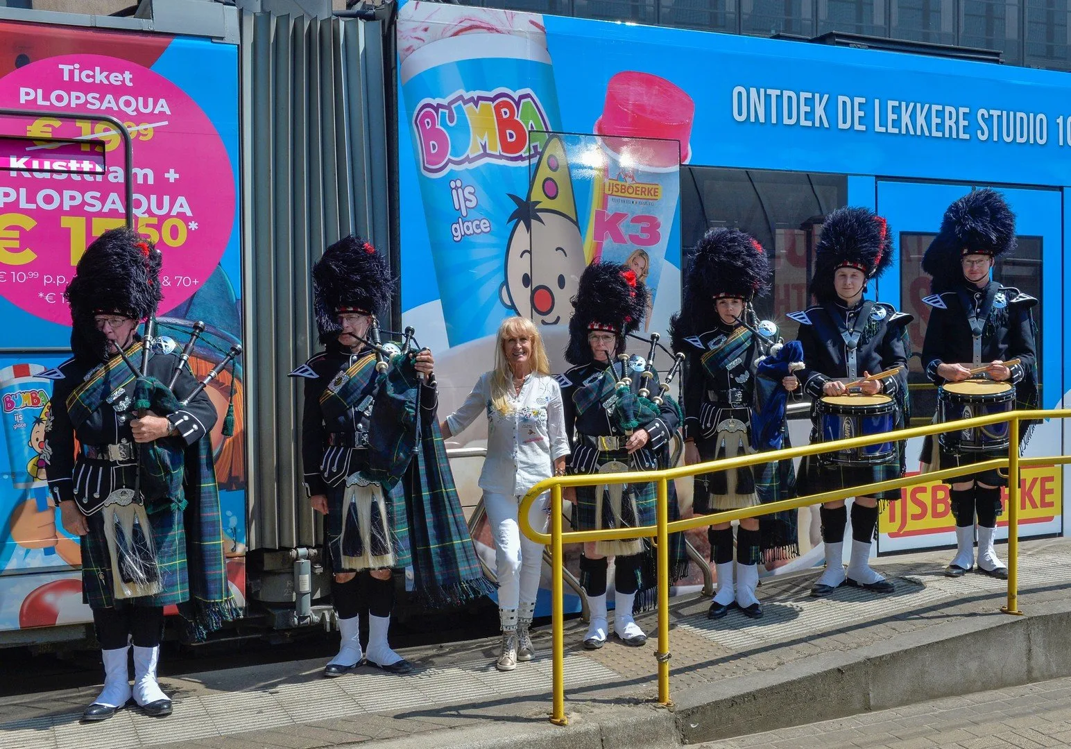 Micha Marah, doedelzakspelers en trommelaars op kusttram