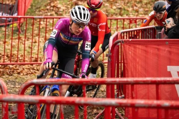 Jinse Peeters tussen rode nadars