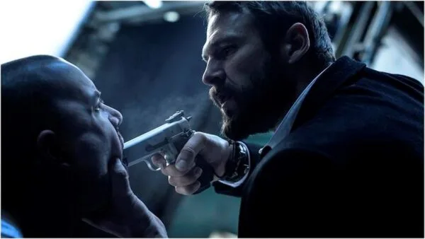 SMERIS met pistool in mond