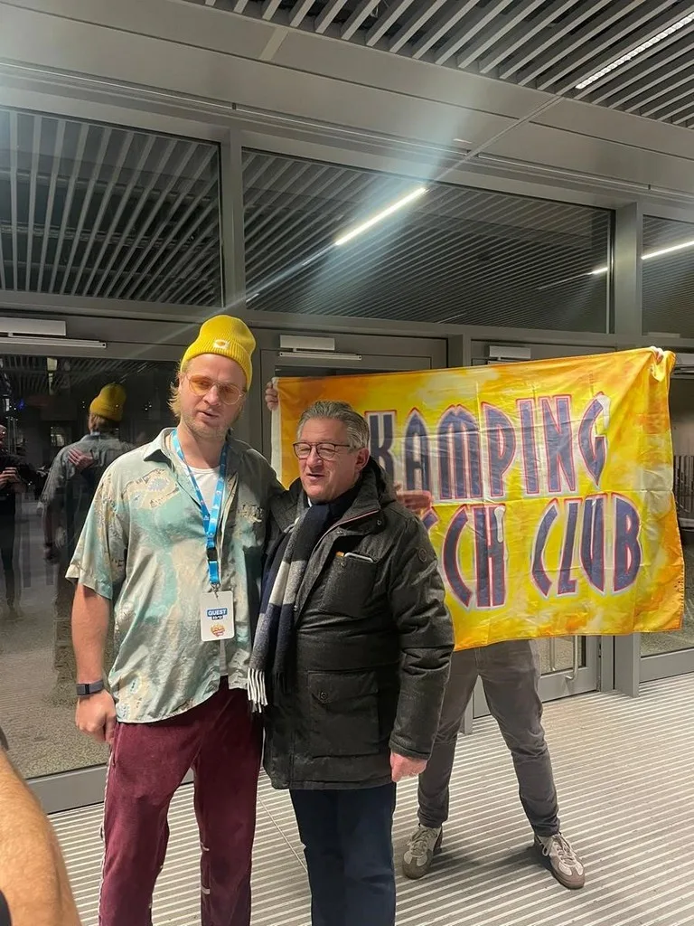 Piemel Piet Perlut (Kamping Kitsch Club) zorgt voor hilariteit en 3000 euro voor De Warmste Week