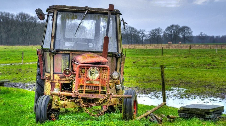 Wie heeft beelden van boer die zijn stier achter tractor sleepte