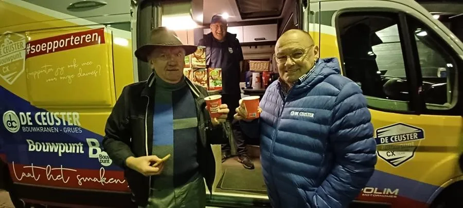 Roland Liboton deelt soep uit aan de parcoursbouwers van ‘zijn’ Overijse Druivencross