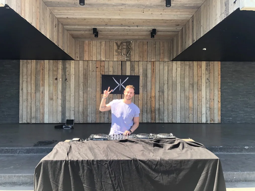 Kenn Colt speelde aan de ingang van een gesloten Club Versuz