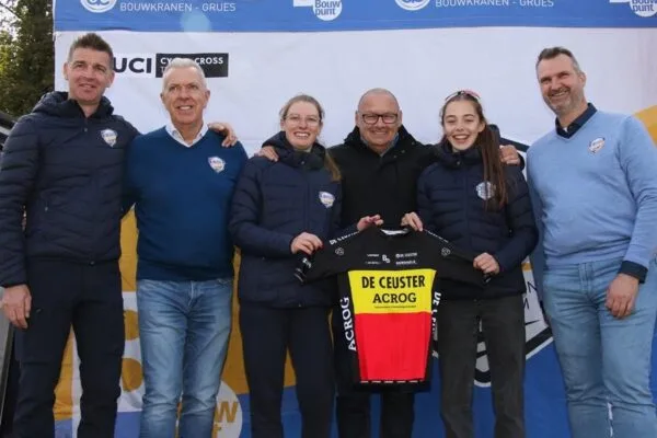 Roland Liboton omringd door De Ceuster Team