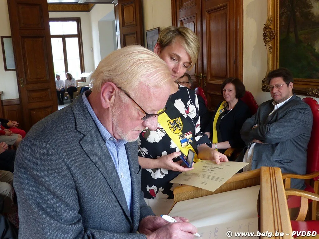 Verdienstelijke Dilbekenaren ontvangen eremedaille