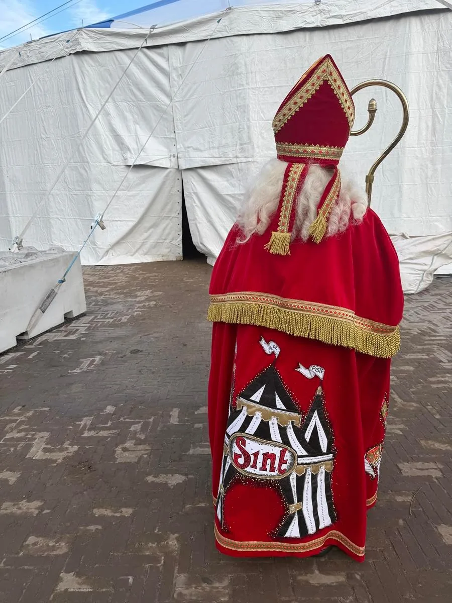 Disney-ontwerpster maakt nieuwe circusmantel voor de Sint van ‘Sint in de Piste'