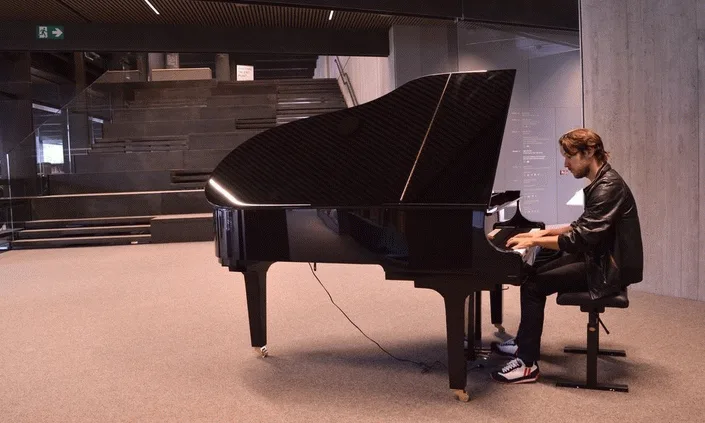 Piano spelen in de bib: De Krook krijgt vaste vleugelpiano