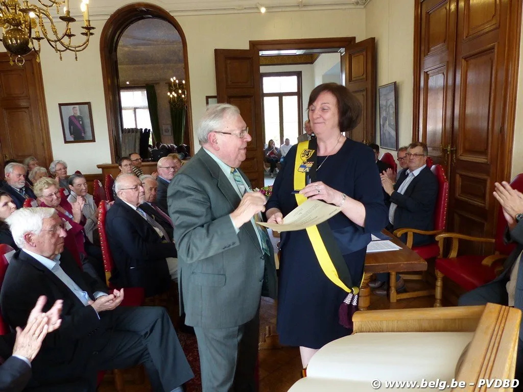 Verdienstelijke Dilbekenaren ontvangen eremedaille