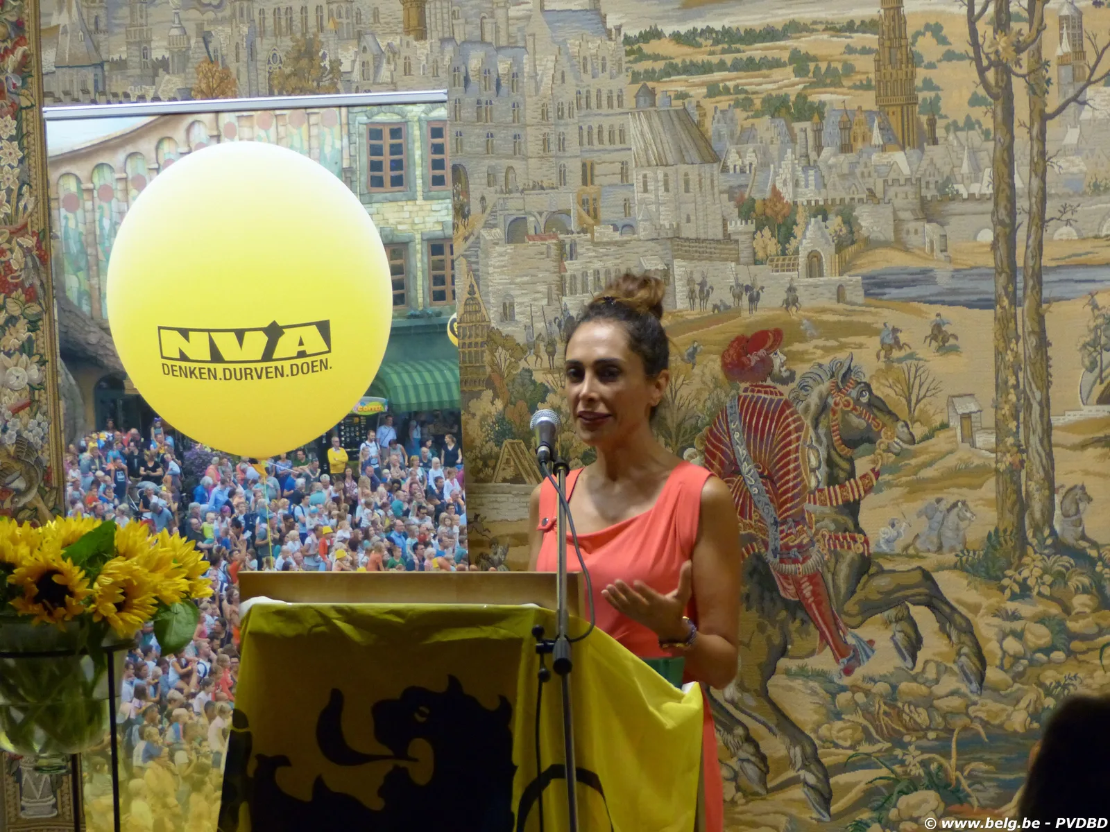 Veel volk op gespreksavond met Darya Safai