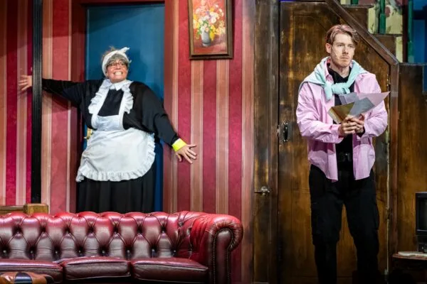 Stilte AUB poetsvrouw met man