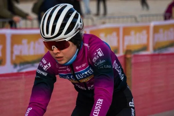 Laura Verdonschot roze achtergrond