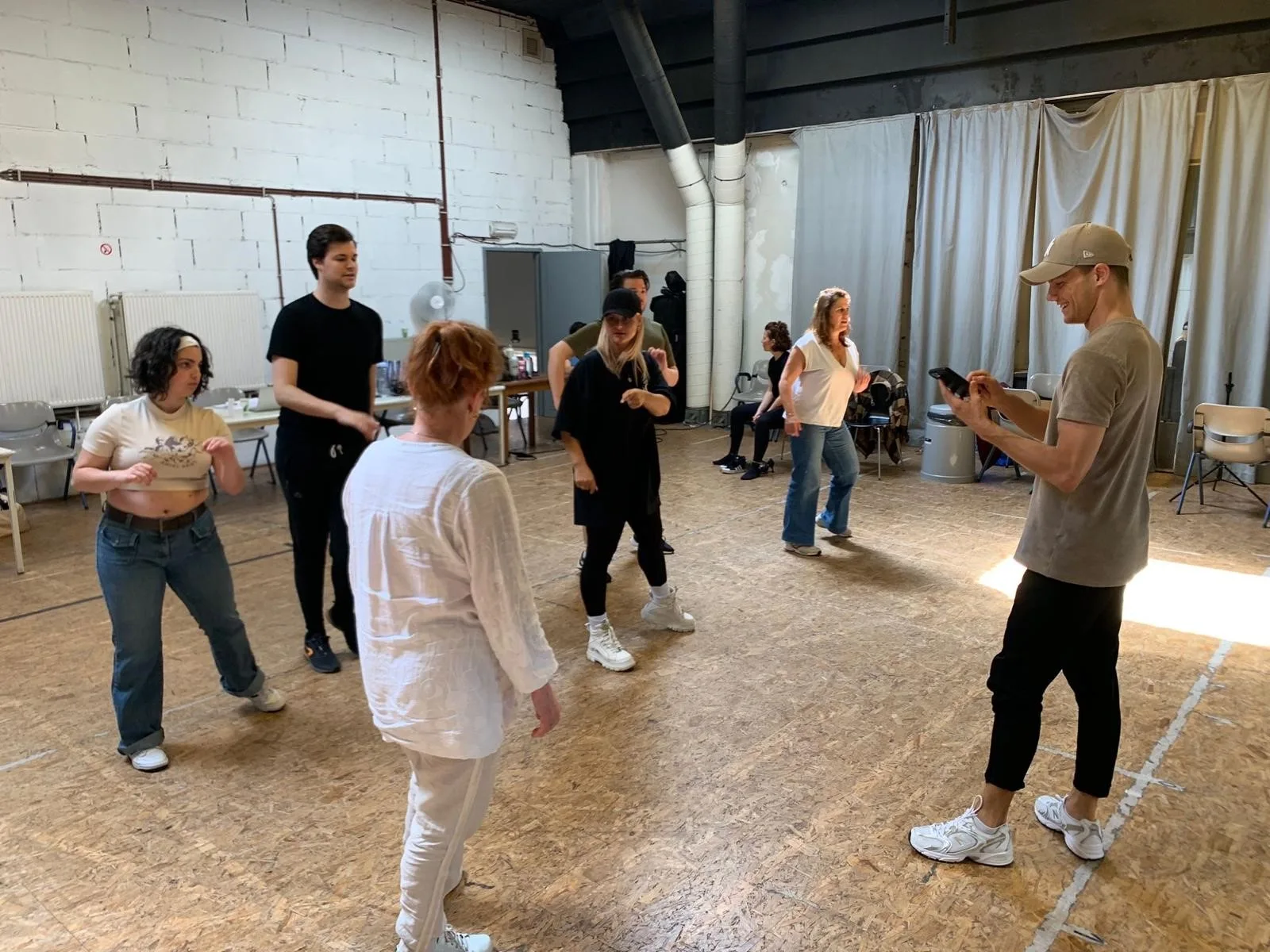 DE BALLROOMBEKER maakt de dansvloer onveilig bij dansschool Dance One