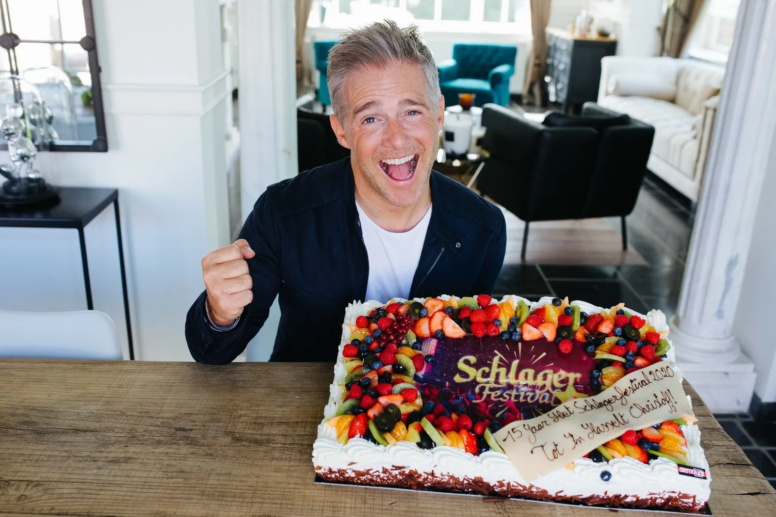 Het Schlagerfestival verrast Christoff met grote verjaardagstaart