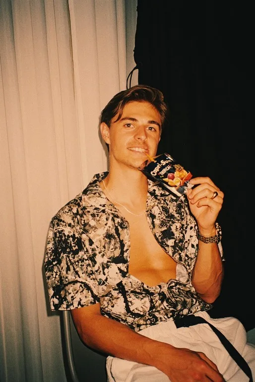 Met ‘Niemand anders’ waarschuwt Daniël Busser voor sexting.