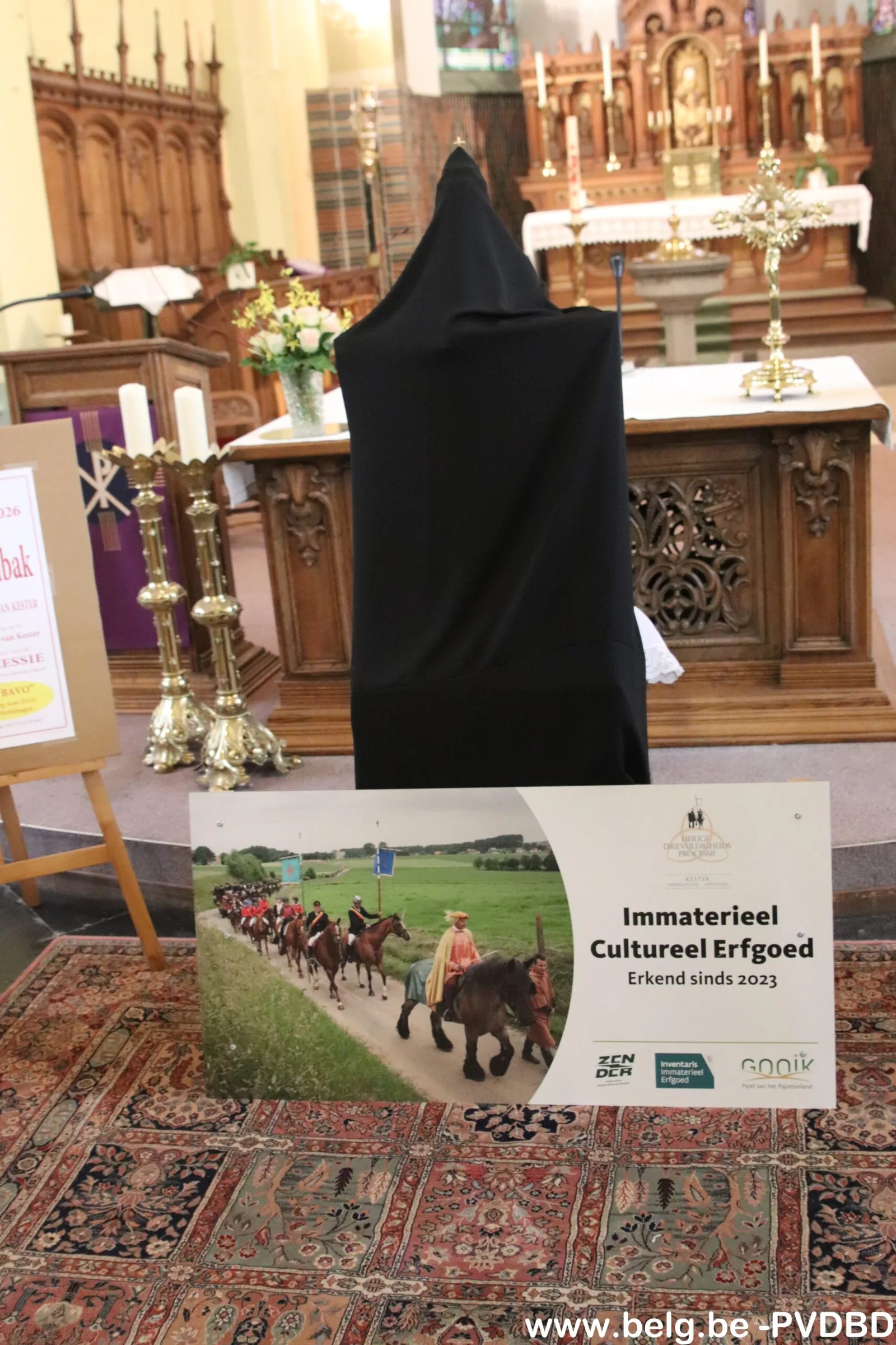 Beeld H. Drievuldigheidsprocessie van Kester in ere hersteld