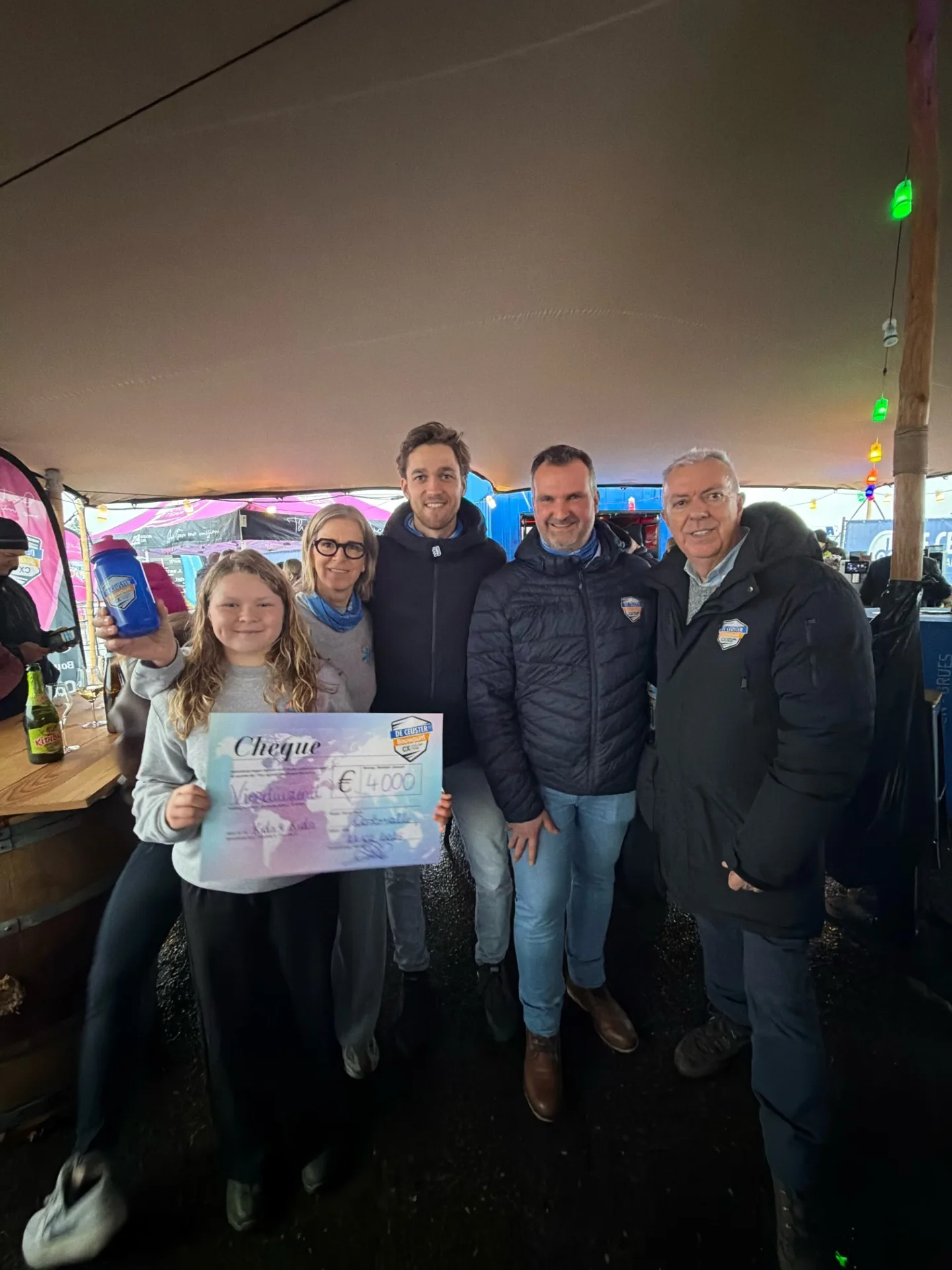 Kids4Kids ontvangt een cheque van 4000€ dankzij Pronostieken en gadgetverkoop op de cross