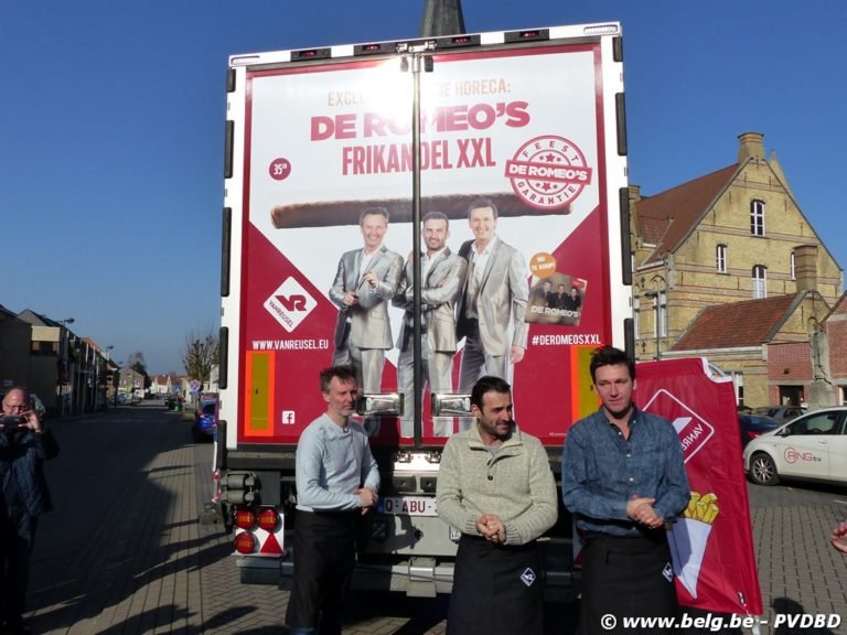 De Romeo’s stellen hun frikandel XXL voor te Roosdaal