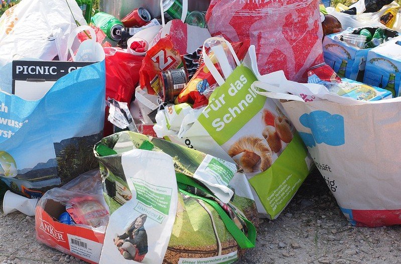 Een slecht plan om verzamelverpakkingen naar de winkel te brengen - afval