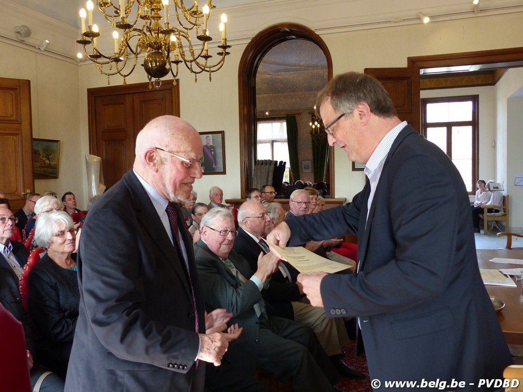 Verdienstelijke Dilbekenaren ontvangen eremedaille - Image00013 1