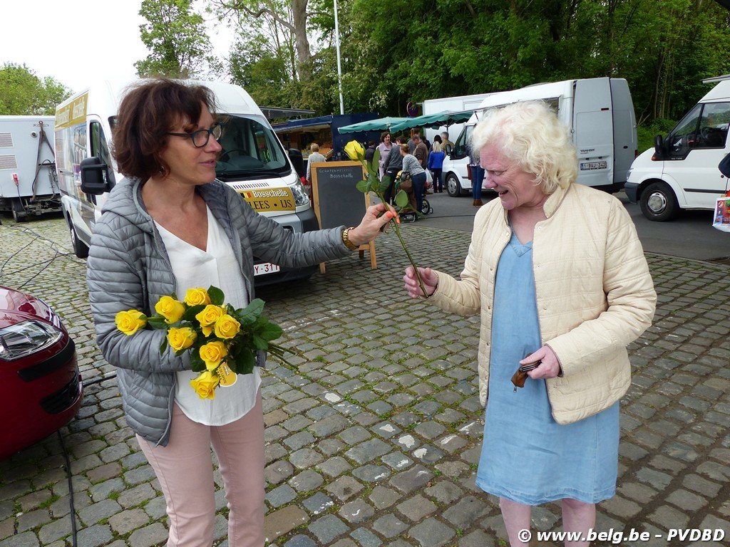 N-VA viert Moederdag op Dilbeekse boerenmarkt - Image00019 1