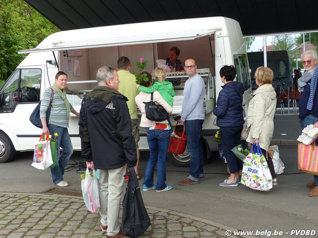 N-VA viert Moederdag op Dilbeekse boerenmarkt - Image00021 1