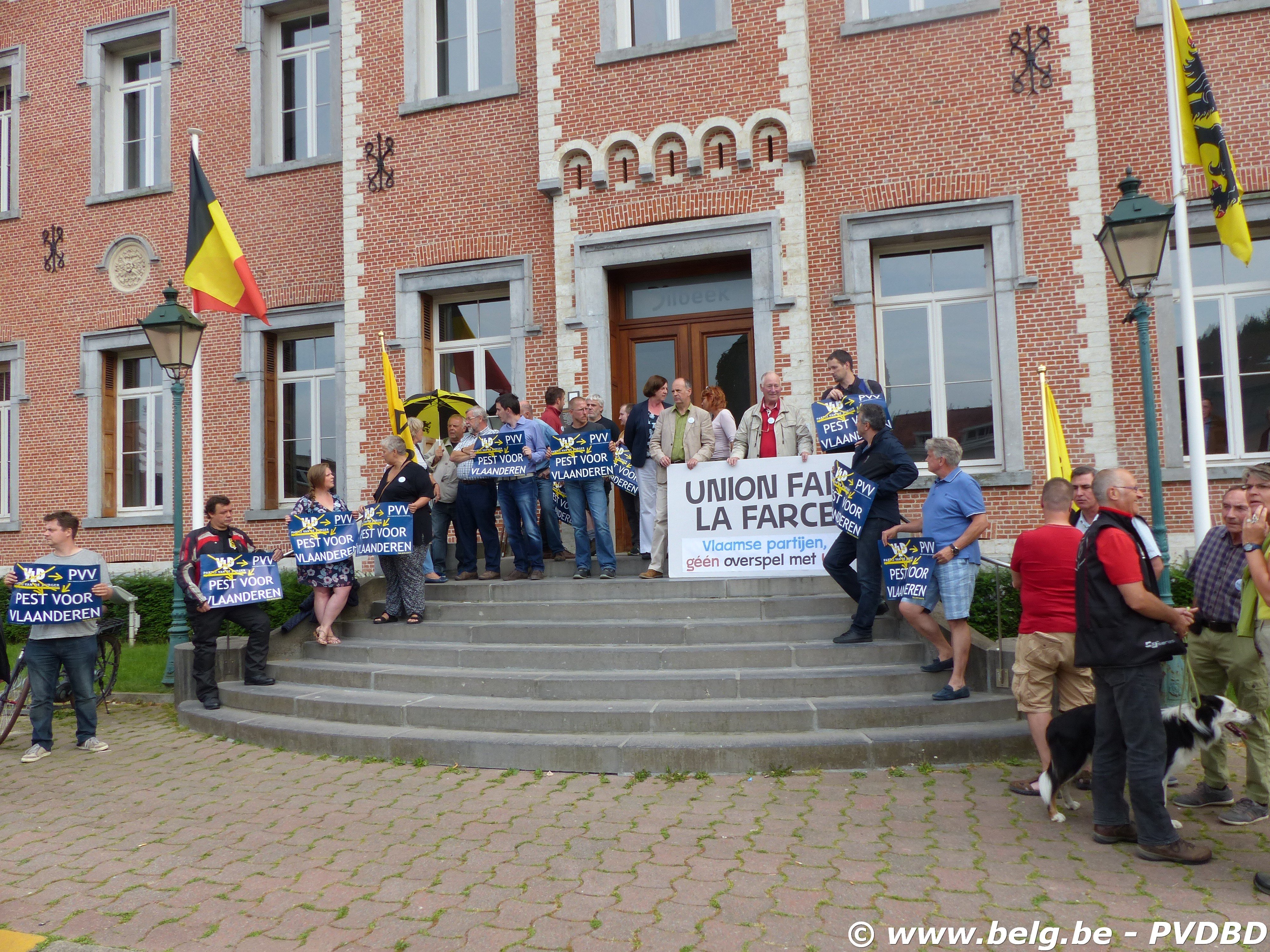 Luid protest op trappen Dilbeeks gemeentehuis - P1090847