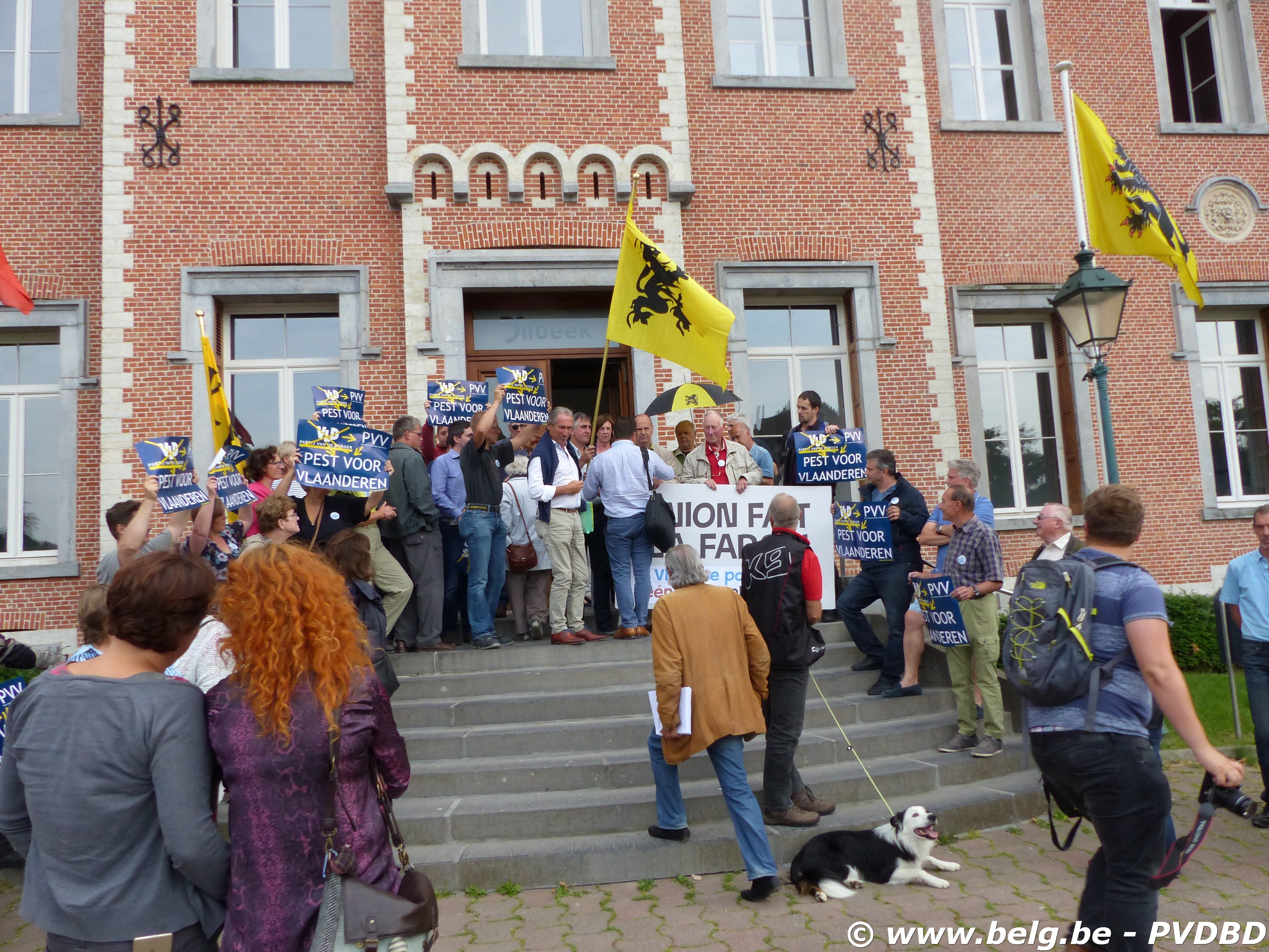 Luid protest op trappen Dilbeeks gemeentehuis - P1090851