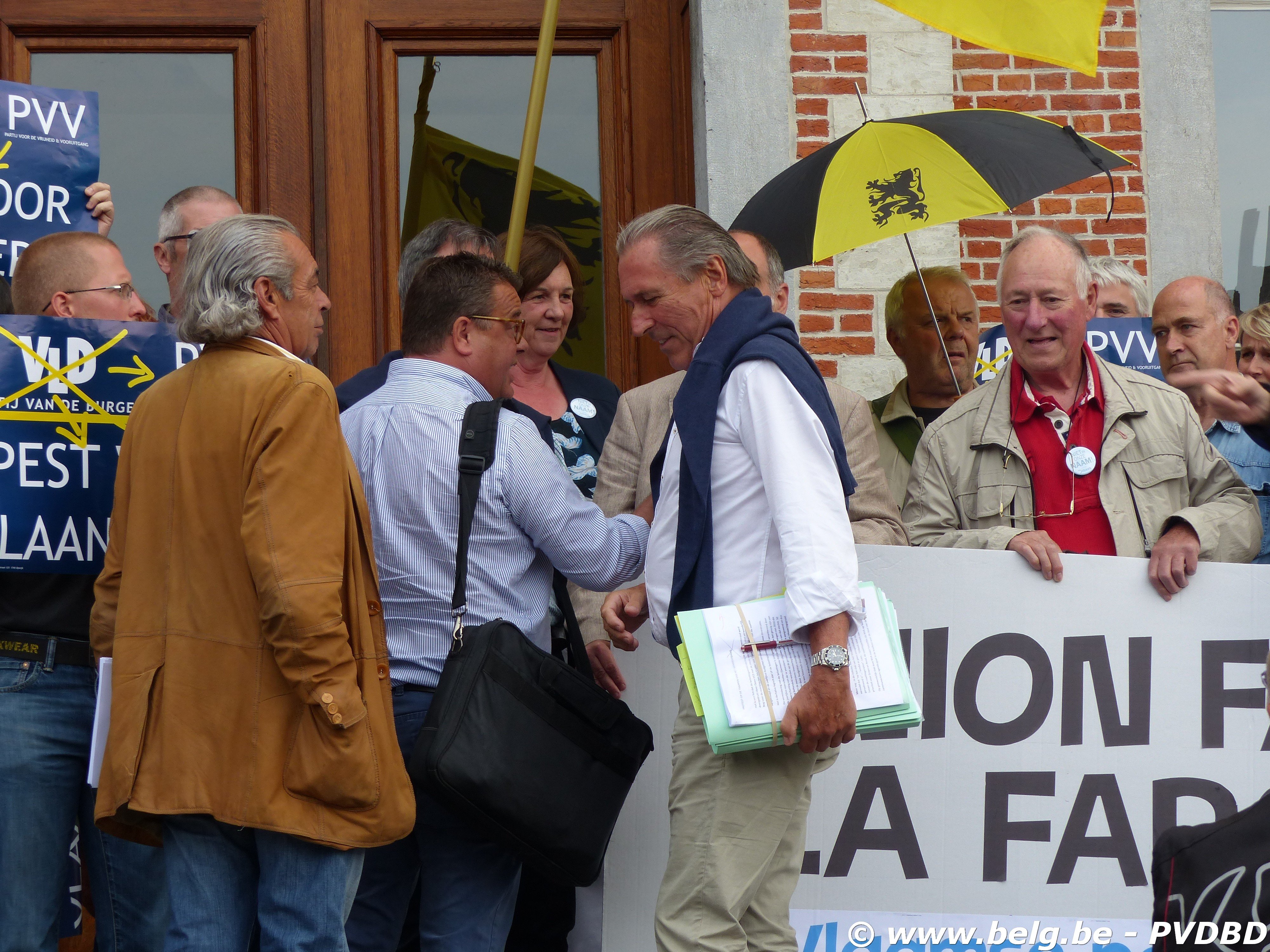 Luid protest op trappen Dilbeeks gemeentehuis - P1090852