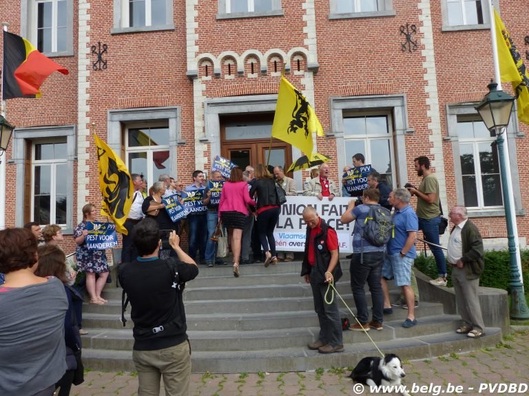 Luid protest op trappen Dilbeeks gemeentehuis