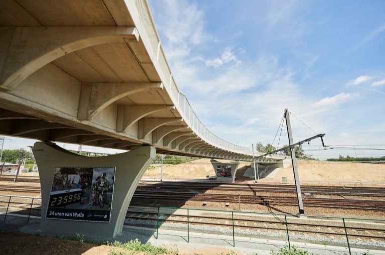 Infrabel en Denderleeuw huldigen Kemelbrug feestelijk in