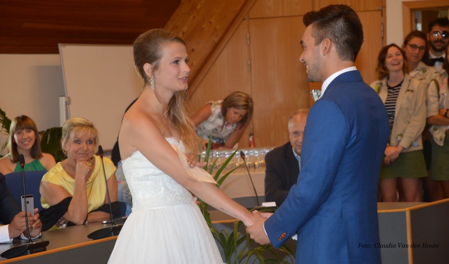Julie Houtman stapt in het huwelijksbootje met Lowieke uit Thuis - claudiavandenhoute