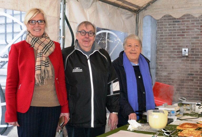 Wafelenbak gemeente Haaltert brengt 1600 Euro op