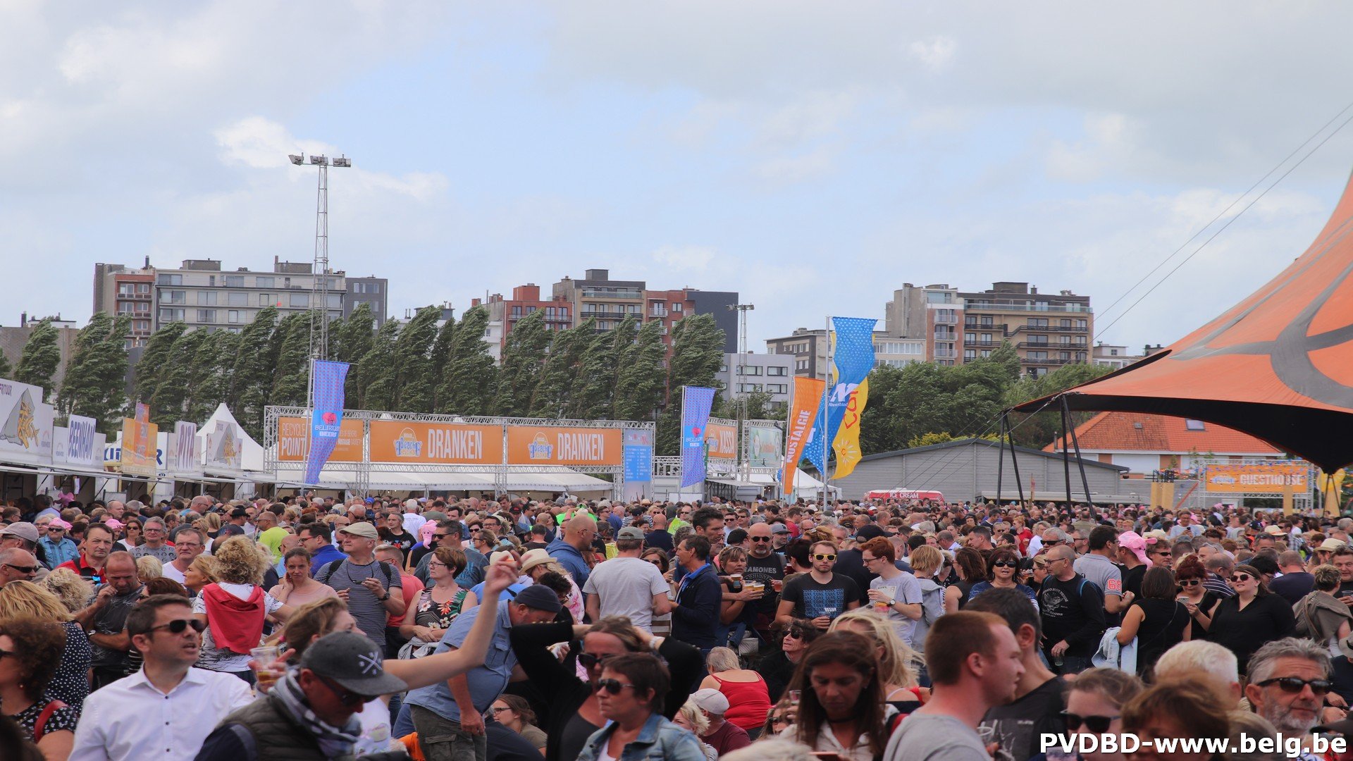 Ondanks winderig weer toch 15.000 festivalgangers op Nostalgie Beach - IMG 2043