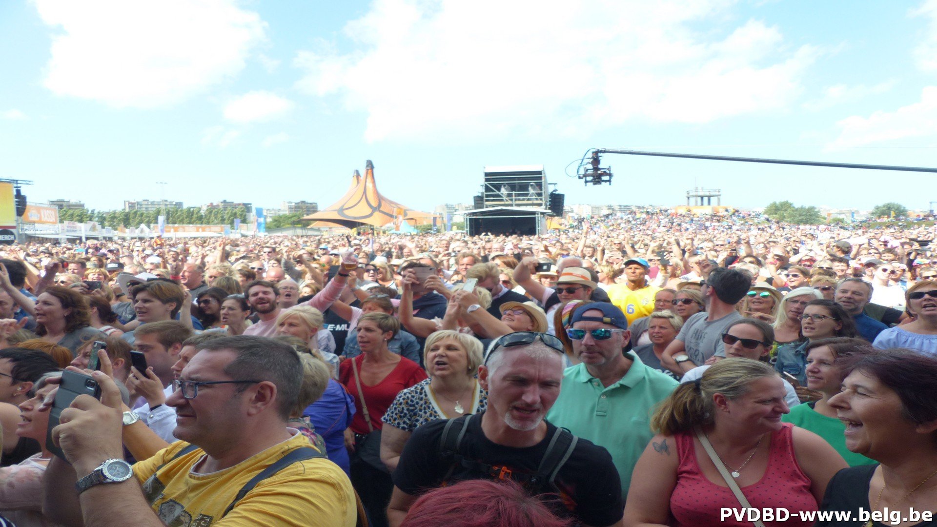 Ondanks winderig weer toch 15.000 festivalgangers op Nostalgie Beach - P1130854
