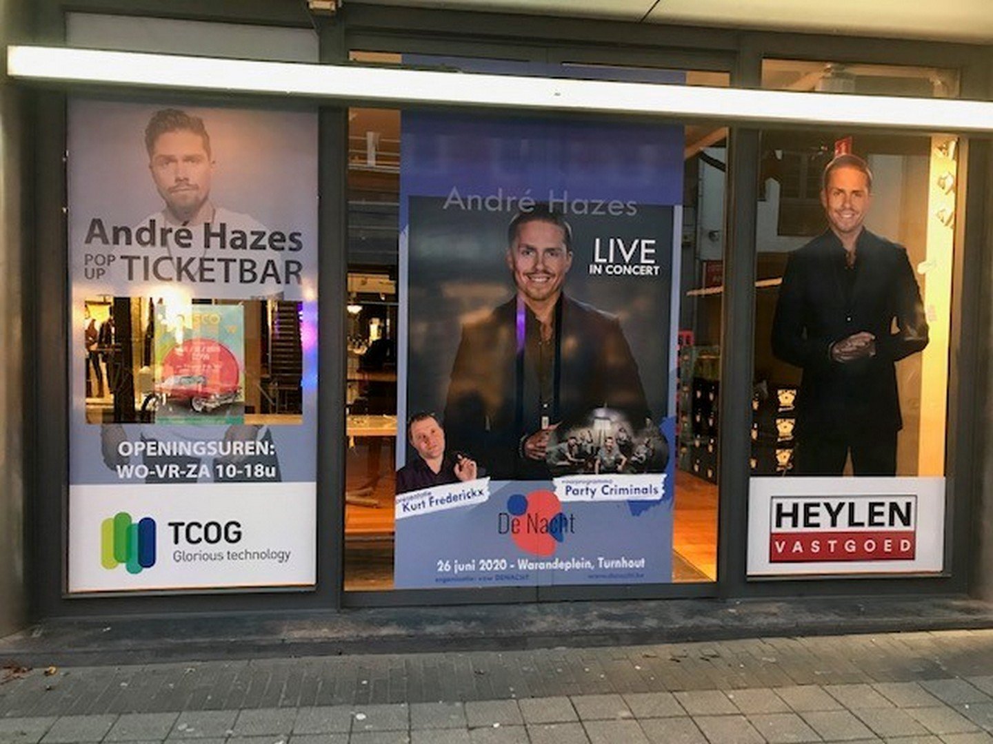 Turnhoutse ticketbar en pop-up store rond De Nacht met André Hazes opent feestelijk - Etalage De Nacht